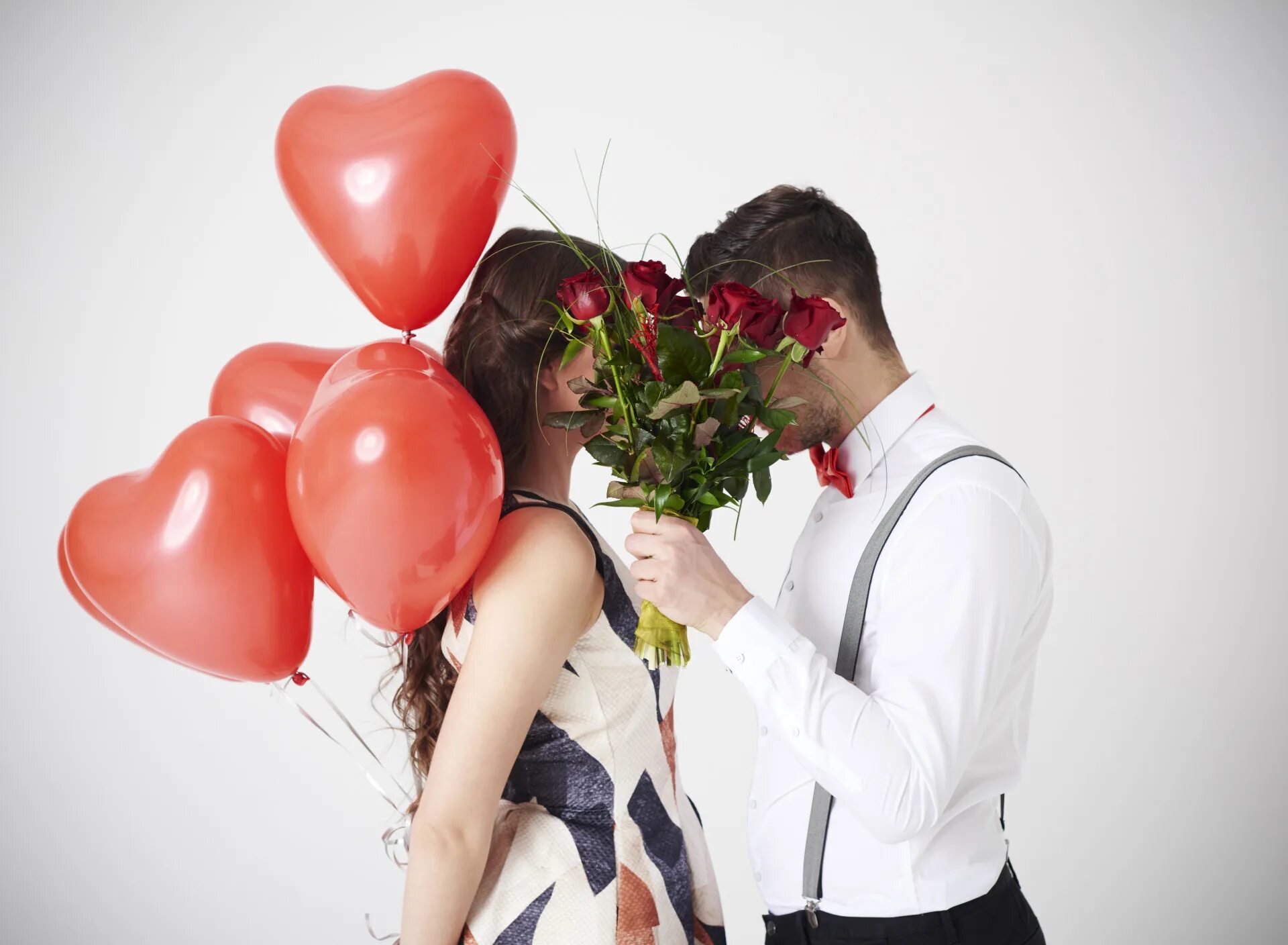 С днем всех влюбленных. Парень дарит девушке цветы. Сердце в ладонях. Любвеобильность. Человек дарит сердце.
