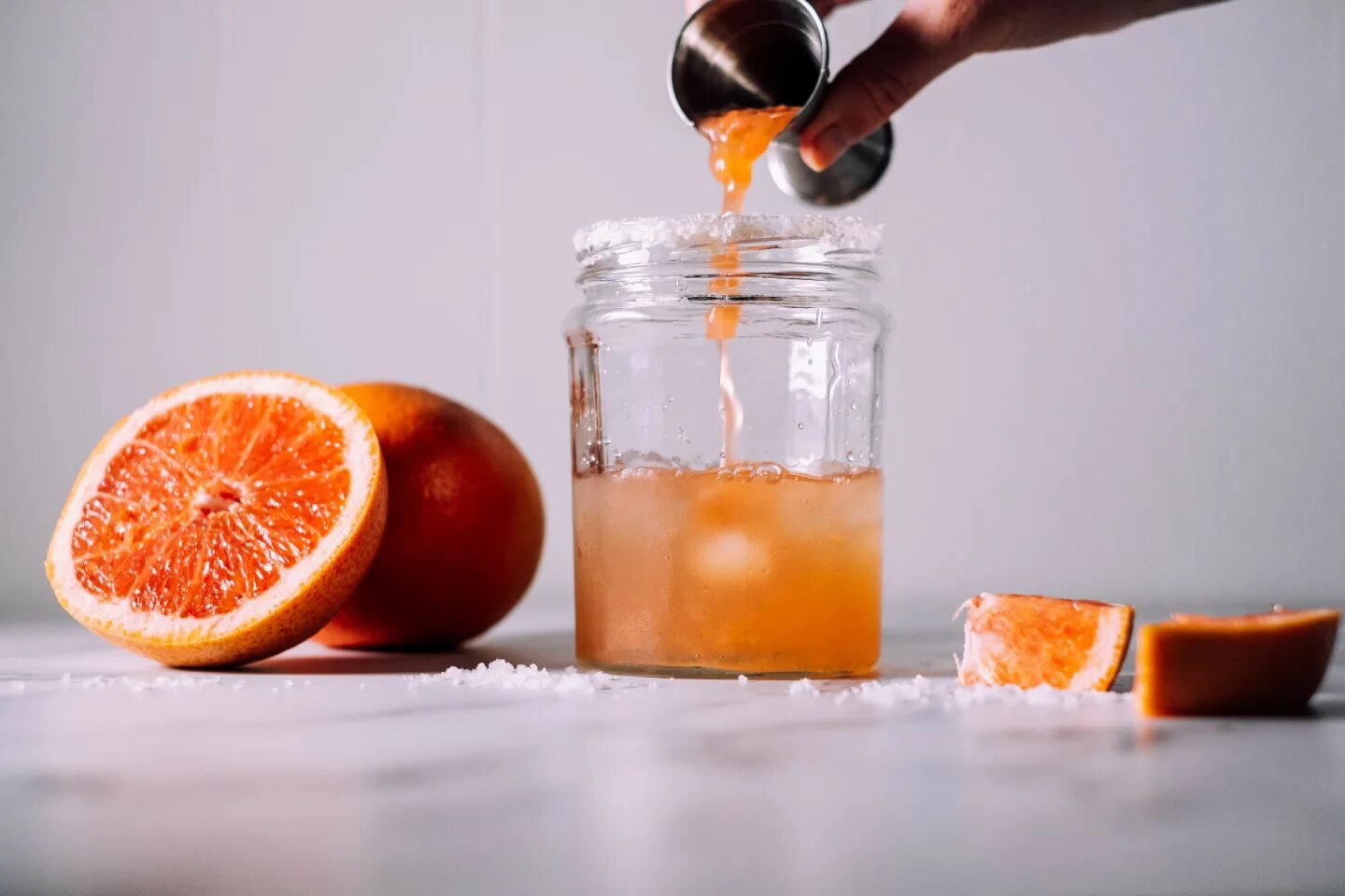 Апельсин сок польза. Грейпфрут. Свежевыжатый апельсиновый сок. Грейпфрутовый сок. Грейпфрут лекарственные препараты.