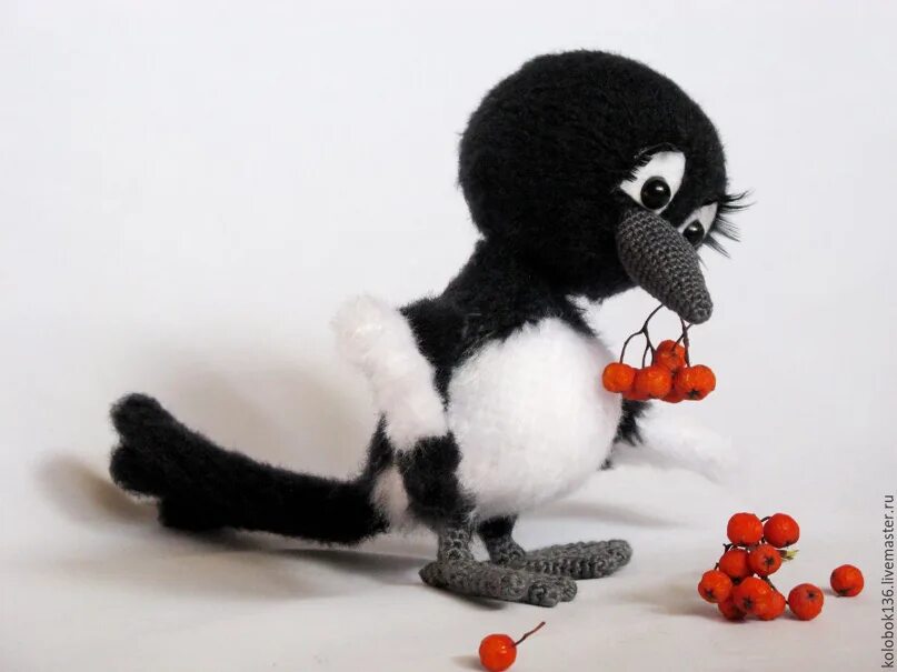 Вязаные крылышки. Вязаные птички. Птицы крючком. Вязаные птицы. Вязаные игрушки вороны.