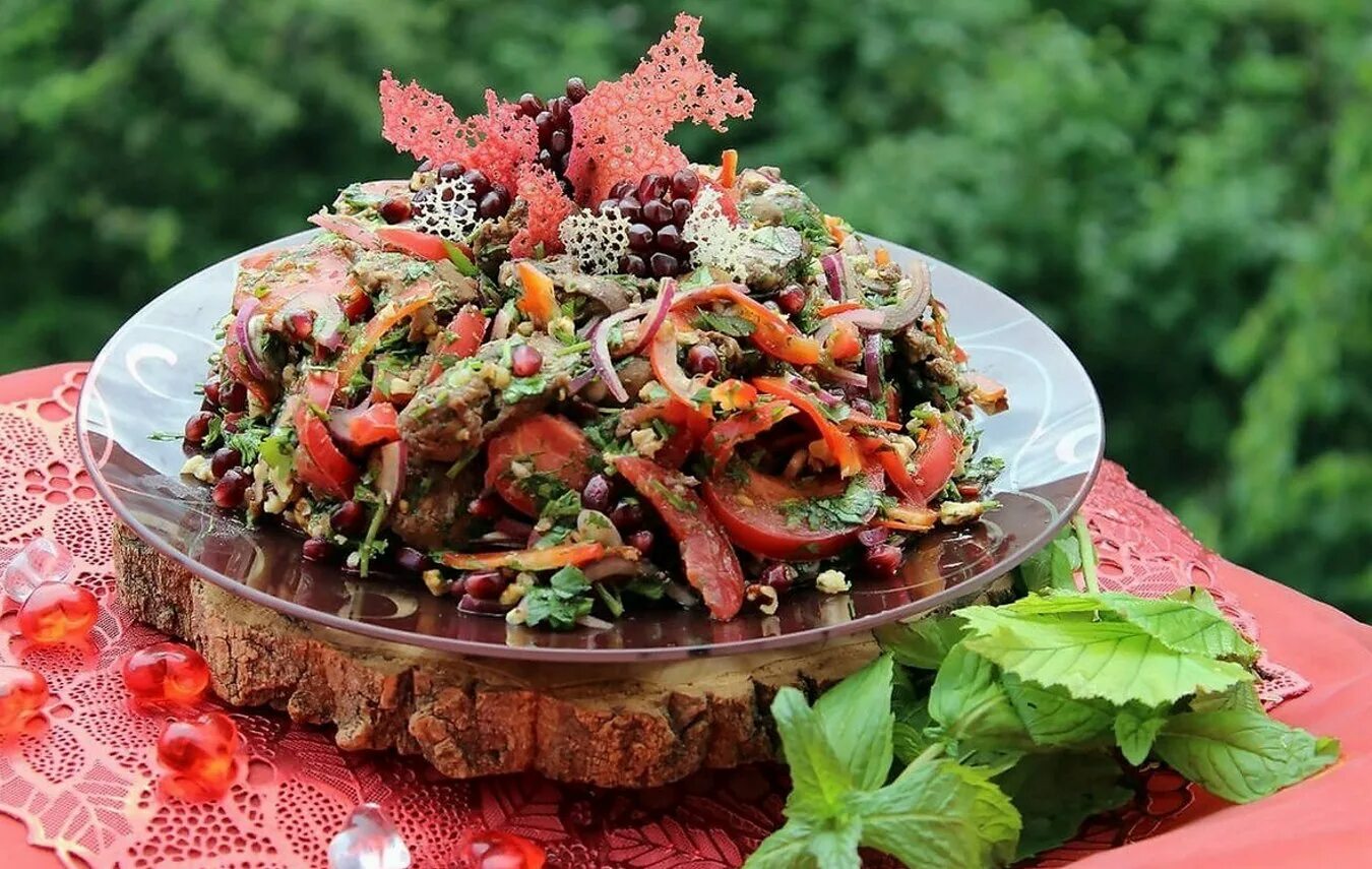 Рецепты простых салатов с куриной печенью. Салат с куриной печенью по грузински. салат с куриной печенью по грузински и помидорами. салат арго по-грузински. салат руставели.