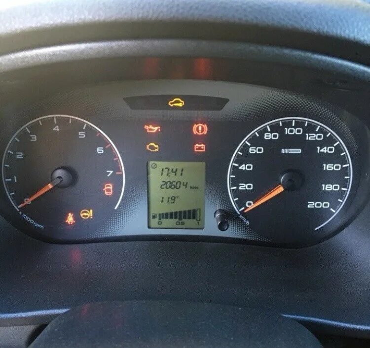 Нулевой пробег автомобиля это. Одометр что это такое в машине. Одометр автомобиля. Автомобили с пробегом. Спидометр.