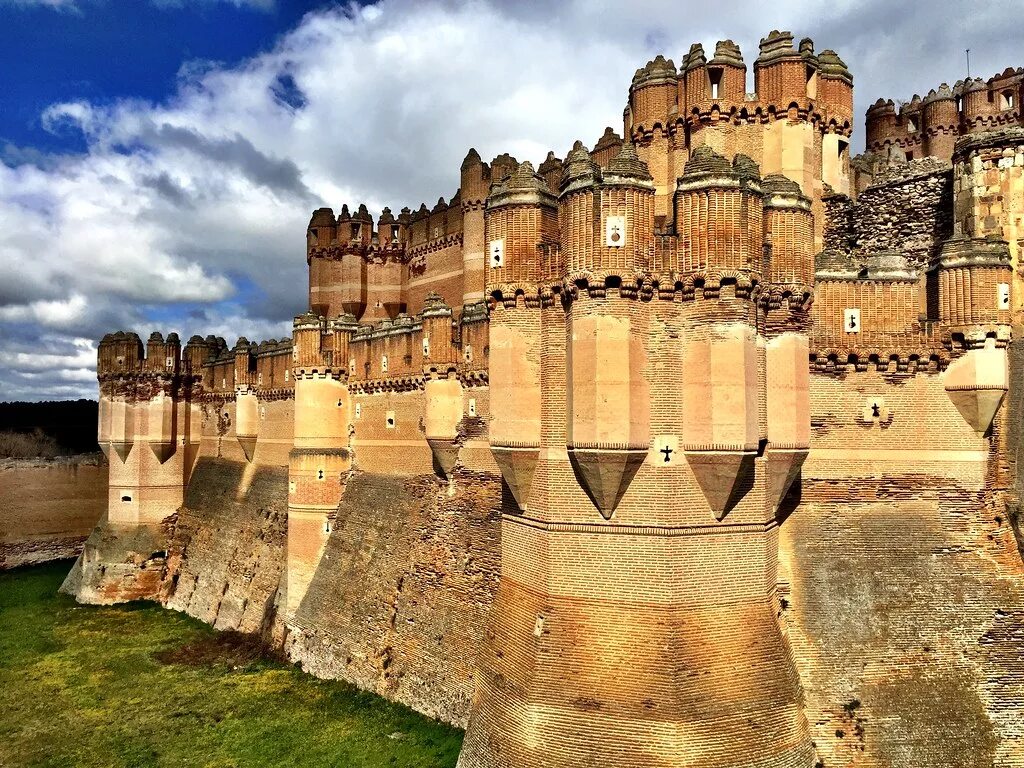 Самая крупная крепость из сохранившихся и действующих. Замок Кока, Сеговия, Испания. Замок Кастильо де Кока Испания. Замок Кока, провинция Сеговия, Испания. Кастильо де Альмодовар замок.