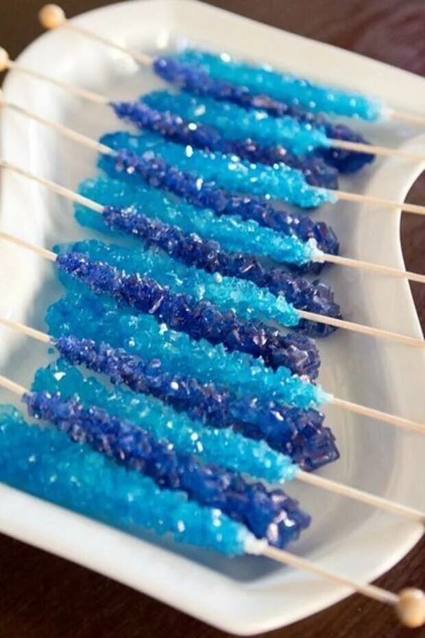 Леденцы приготовить в домашних условиях из сахара. Сахарные Кристаллы на палочке. Леденцы из сахара. Леденцы Кристаллы на палочке. Карамель на палочке синяя.