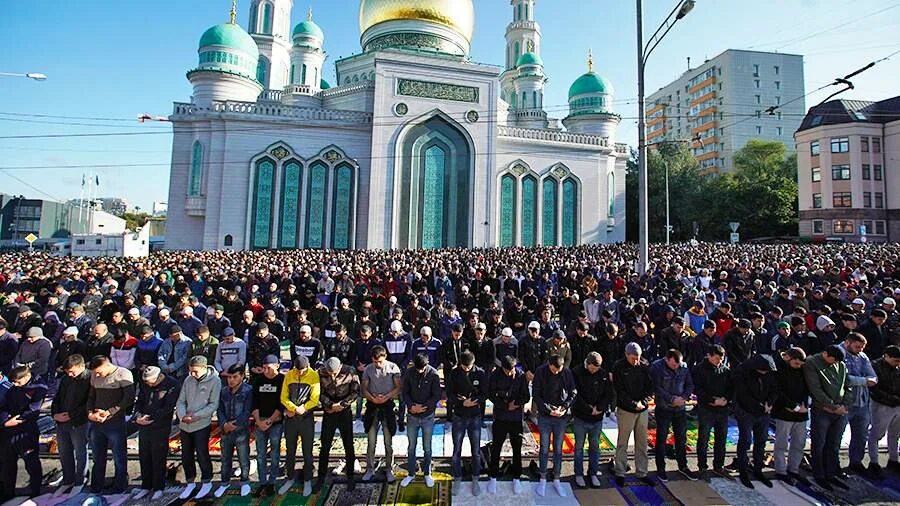 Где сейчас курбан. Курбан байрам Московская Соборная мечеть. Курбан-байрам 2022 в Москве. С праздником Курбан байрам 2023. Курбан байрам в Соборной мечети Москвы.