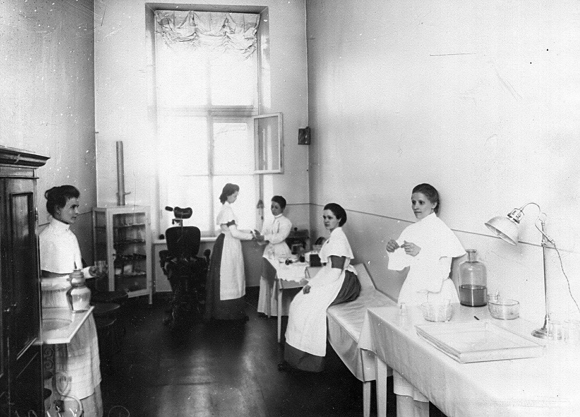Институт благородных девиц создание. Институт благородных девиц смольный институт. смолянки смольный институт благородных девиц. воспитанницы смольного института благородных девиц. смольный институт благородных девиц в петербурге.