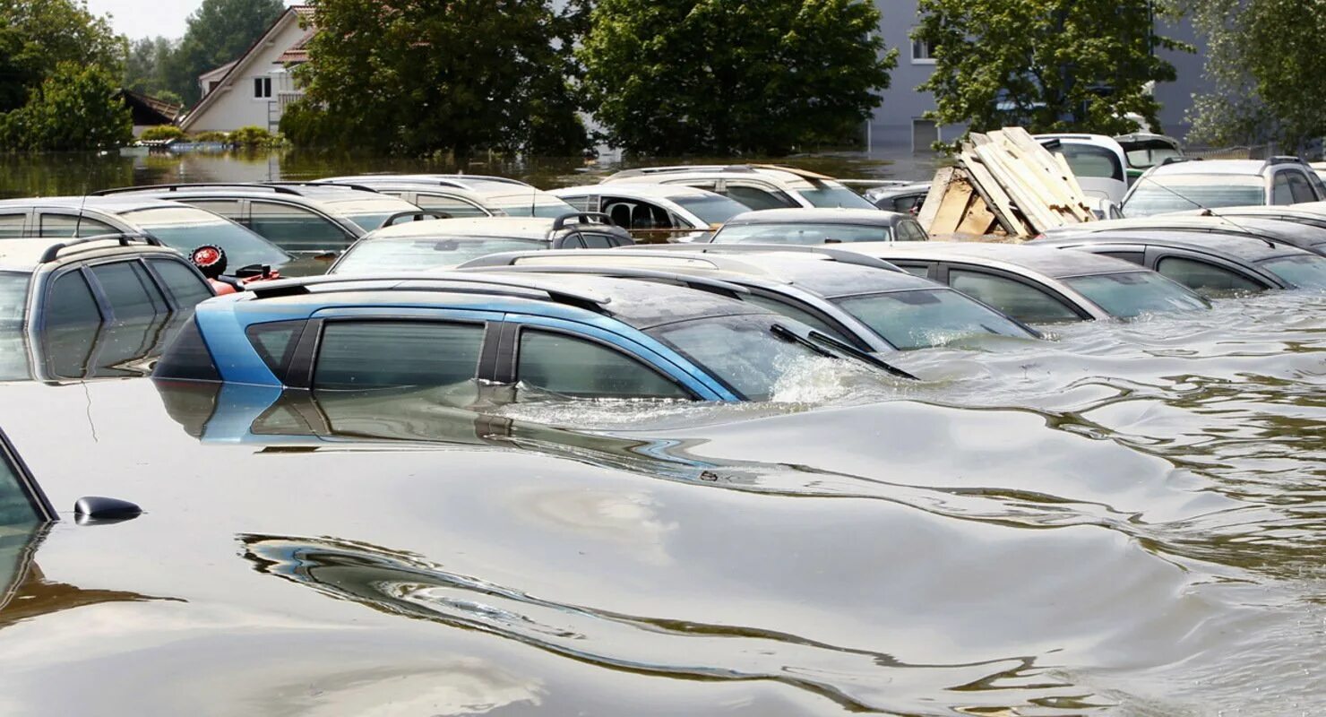 Наводнение машины. Затопленные машины. Машина затоплена. Машина и половодье.