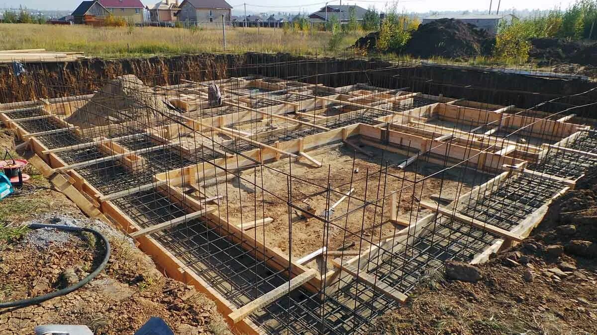 Загородный дом фундамент. Гидроизоляция ленточного фундамента. Фундамент строй дом. Фундаменты для малоэтажного строительства. Дом с фундаментом.