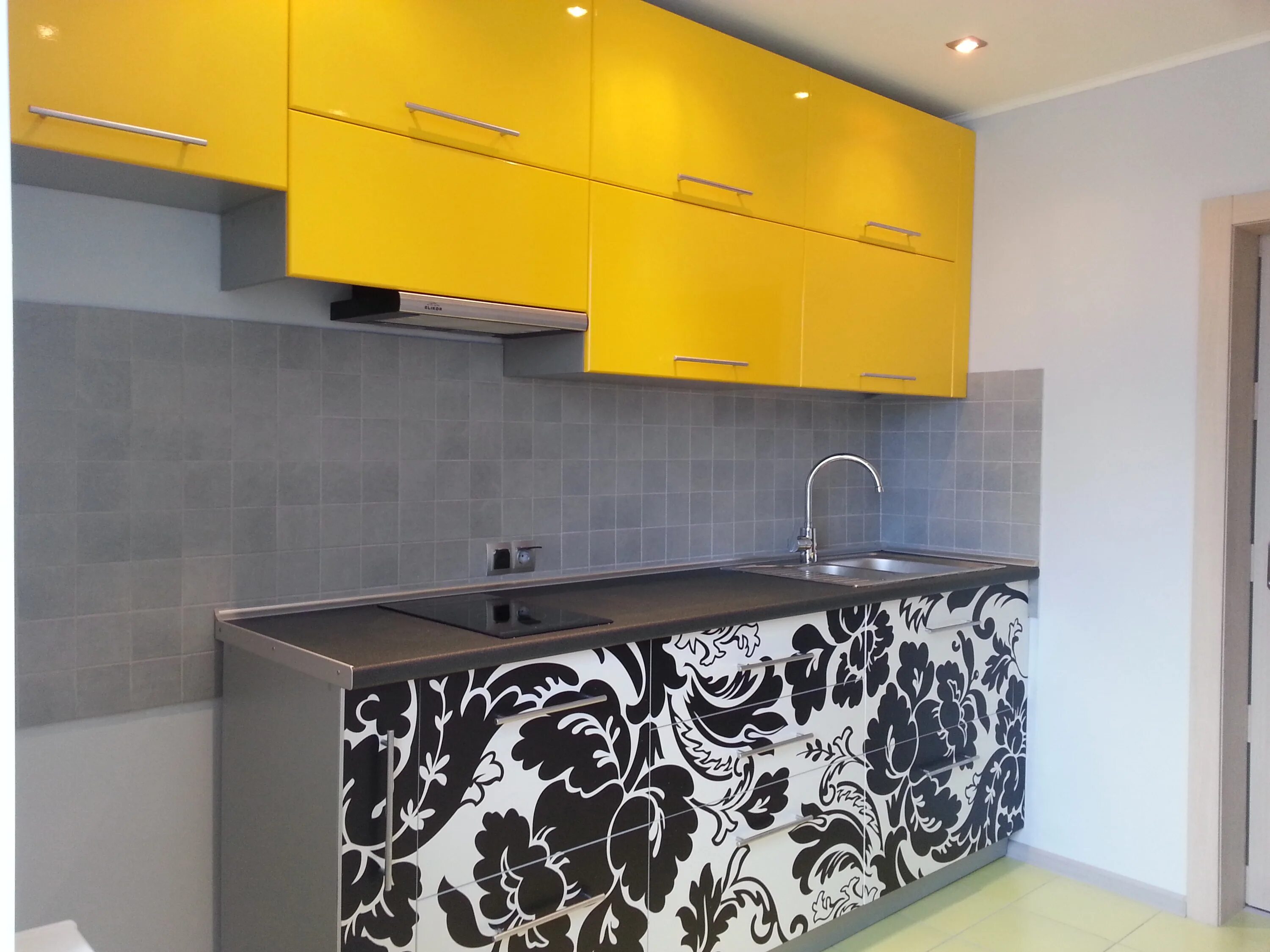 Кухни с фотопечатью на фасадах. Кухонные фасады обклеить пленкой. Кухонный гарнитур с подсолнухами. Обклеить кухню самоклеющейся пленкой. Фасады с уф печатью.