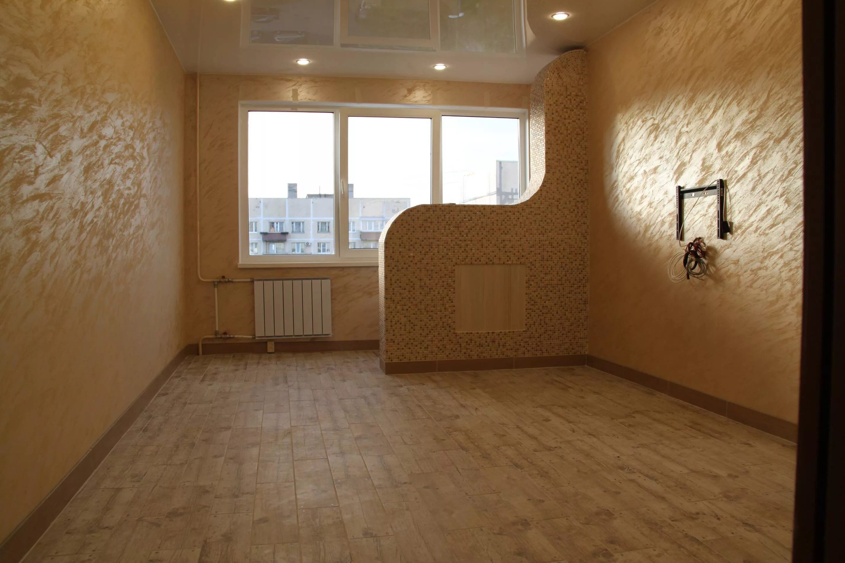 Идеи ремонта гостиной. Бюджетные варианты отделки квартиры. Гостиная комната в частном доме. Бюджетный интерьер однокомнатной квартиры. Бюджетная отделка квартиры.