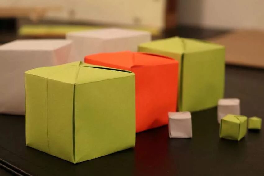 Куб из картона. Куб из бумаги. Кубик из бумаги. Куб из цветного картона.