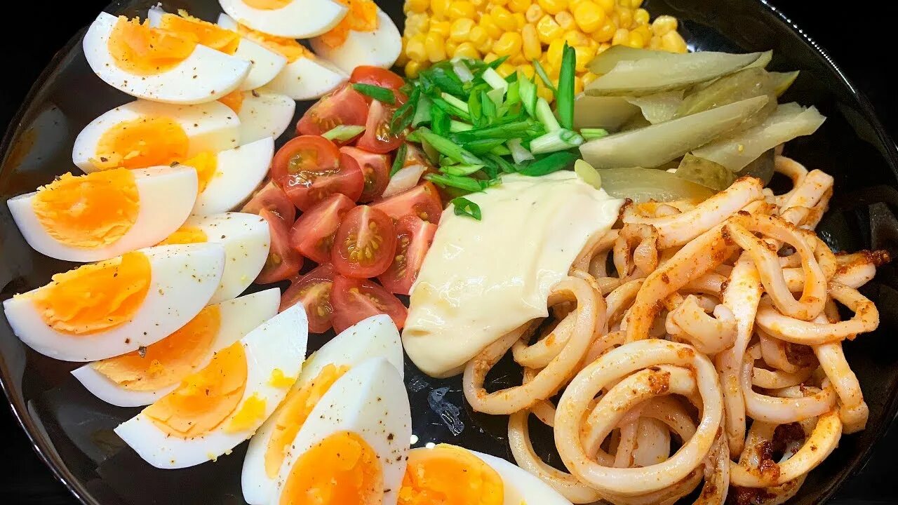 Салат. С чем сочетается кальмар. Салат с креветками и оливками. С чем сочетается кальмар. Салат с кальмарами ресторанная подача.