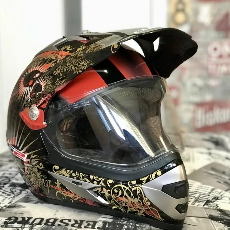 Каска для мотоцикла. Шлем мотошлем BSB. Шлем мотоциклетный ECC 2406. LVS Helmets шлем. Мотоциклист в шлеме.