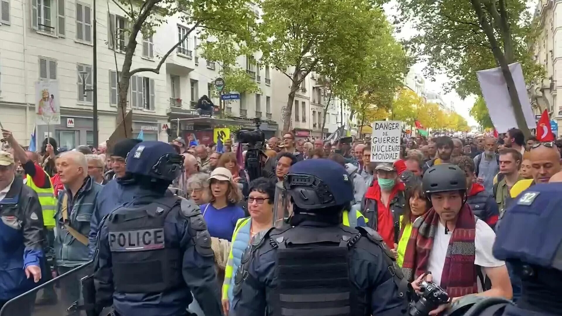 Новости 16 апреля 2024. Митинги во Франции. Митинги в Париже. Франция люди. Протесты в Париже 2022.
