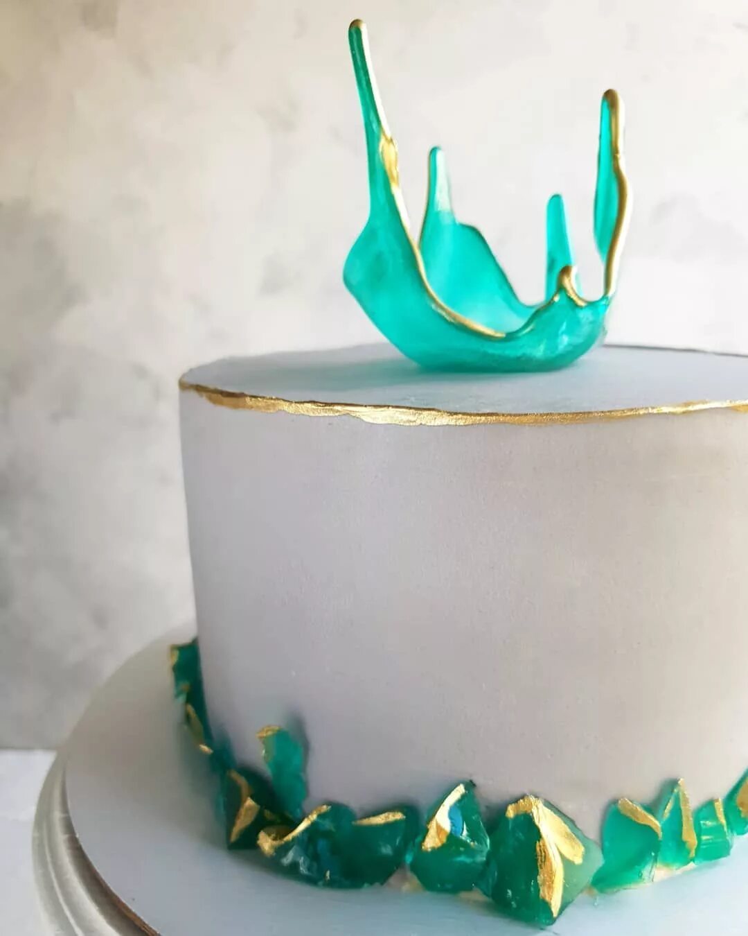 Торт с вазой из карамели. Изомальт декор для торта ваза. Украшения из изомальта для торта. Цветы из карамели для торта. Декор торта с изомальтовой вазой.