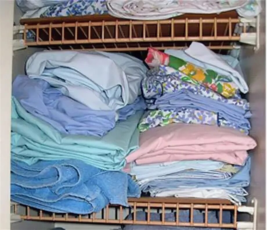 Белье неприятно пахнет. Хранение постельного белья и полотенец. Компактно сложенное постельное белье. Идеи хранения постельного белья. Хранение постельного белья в шкафу.