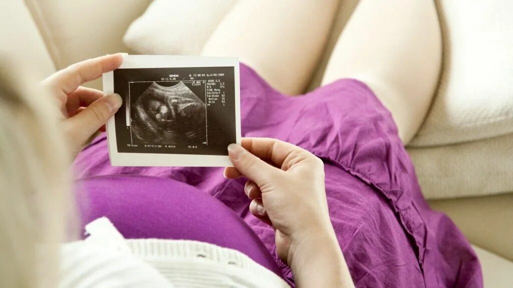 Скрытая беременность. Мнимая беременность. Скрытая беременность. Голых беременных девочек. Подросток рассматривает свое тело.