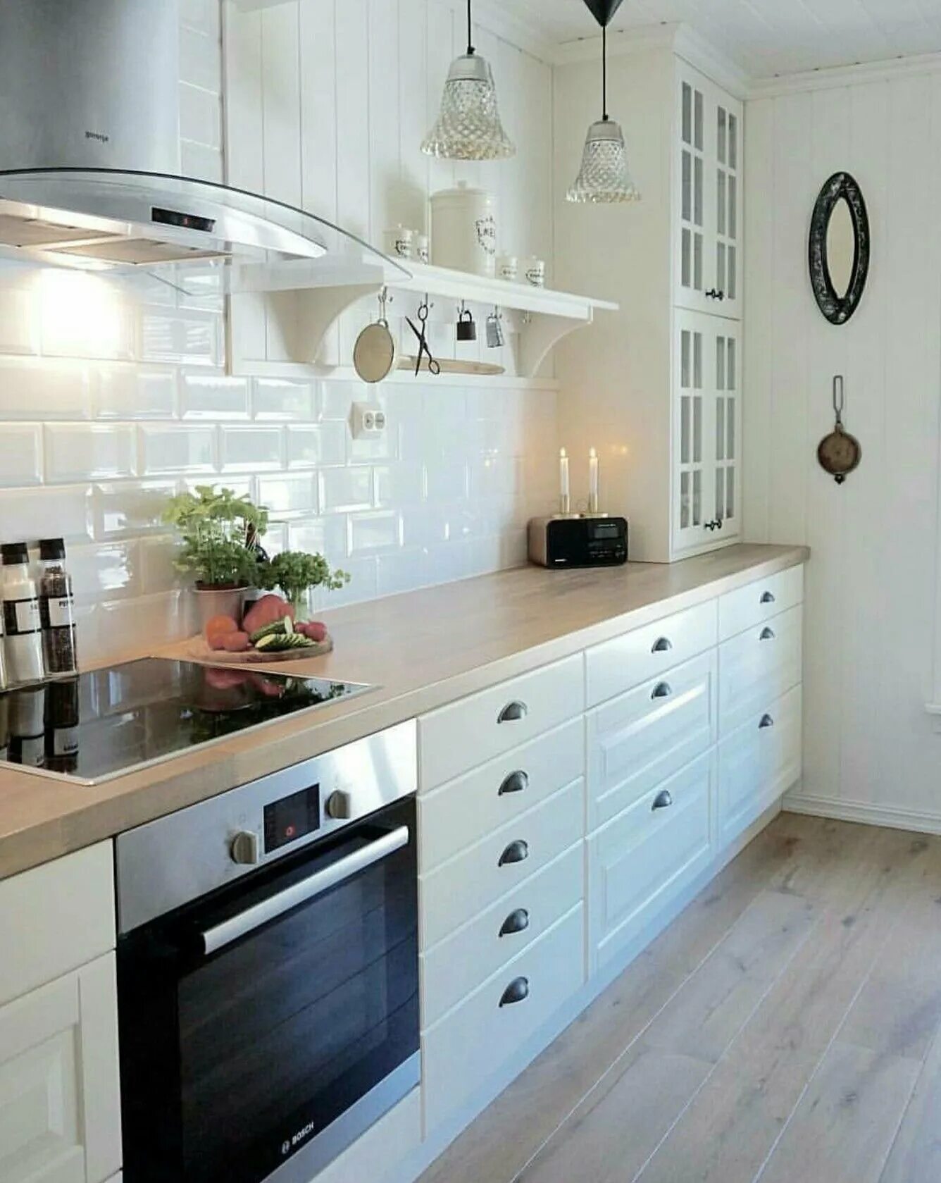 Кухни без навесных. Кухня икеа белая. Кухня икеа белая 3 метра. Кухня икеа белая без верхних шкафов. Современная белая кухня икеа.