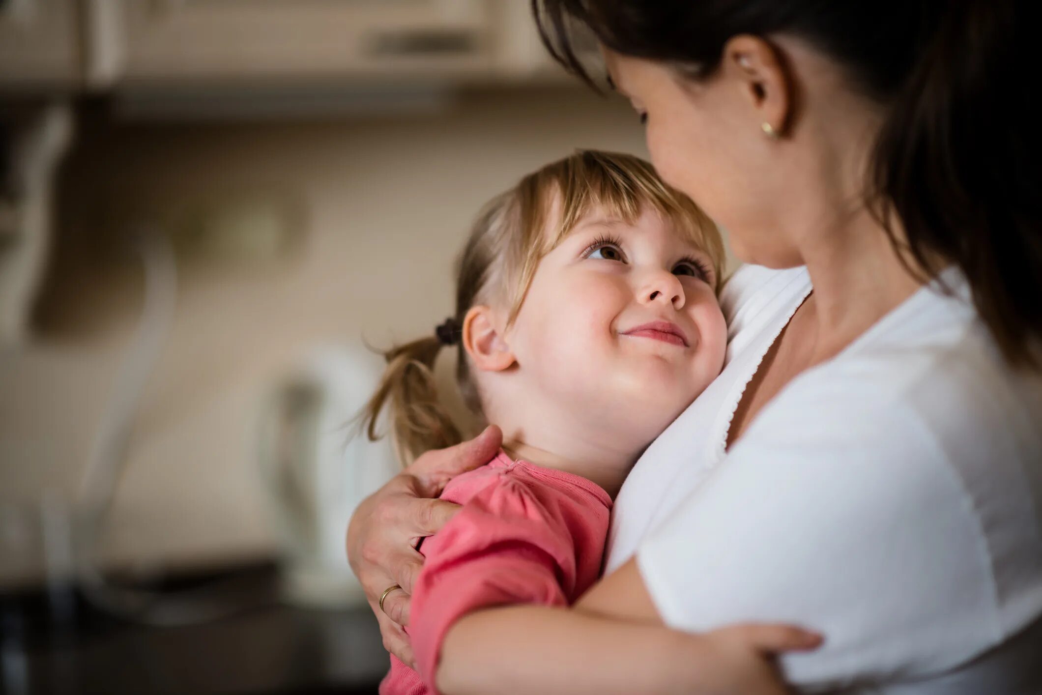 Baby daughters. Мать с ребенком. Объятия мамы и ребенка. Объятия детей. Дети обнимаются с родителями.