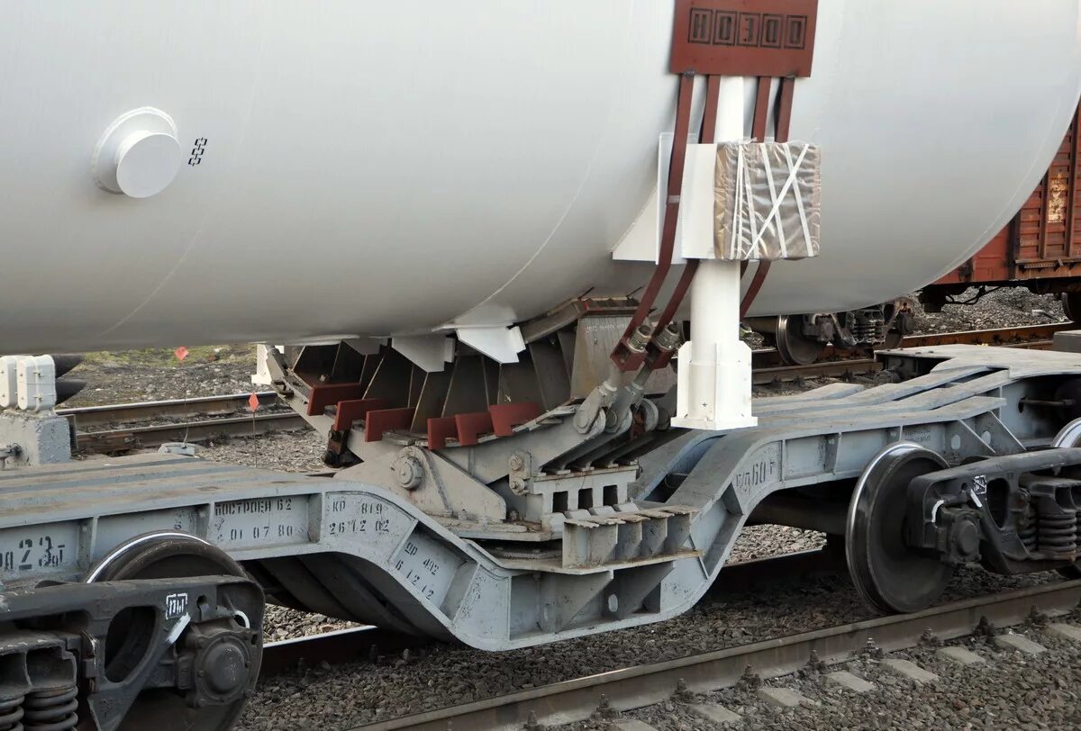 Крепление стяжного хомута цистерны. Конструкция котла вагона-цистерны. Крепление цистерн. Стремянки крепление цистерны бензовоза камаз 65115. Надрамник автоцистерны камаз.