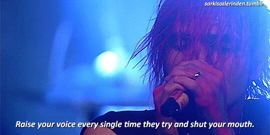 My chemical romance sing. Грант моррисон и джерард уэй. My chemical romance плакат. Mcr sing. Mcr sing.