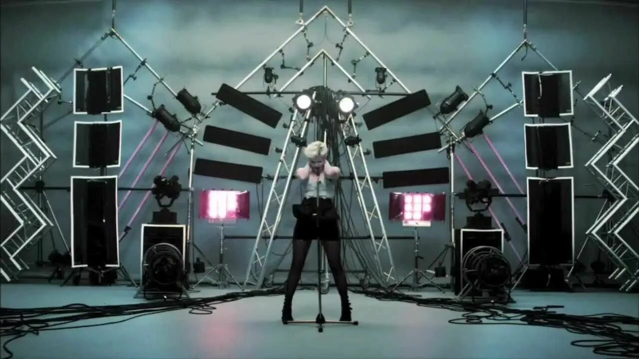 Dancing on my own. Robyn - dancing on my own. robyn клипы. live on my own. dancing on my own робин.