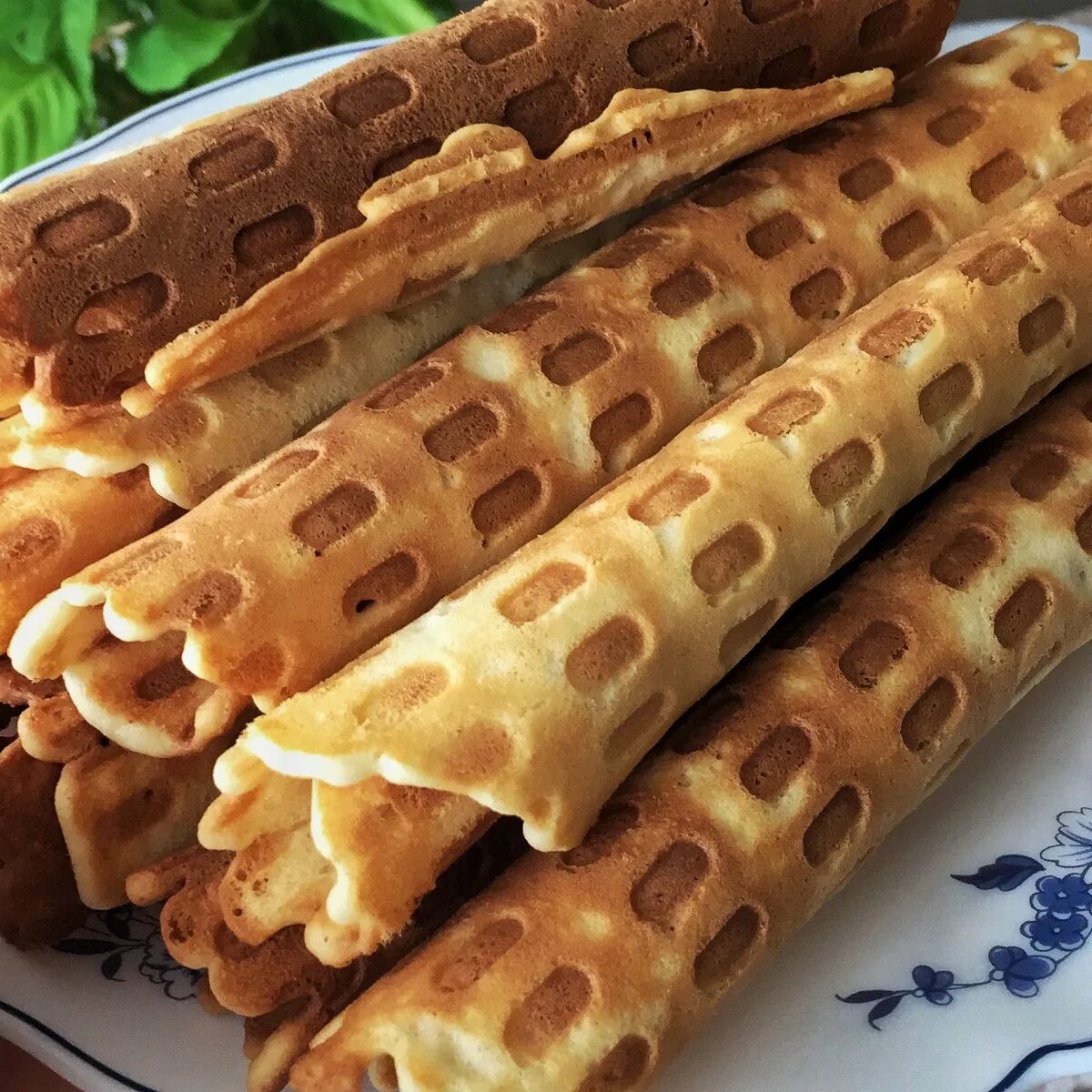 Хрустящие сладкие вафли. Вафли. Daffers вафля. Вафельница для вафельных трубочек. Вафельные трубочки.