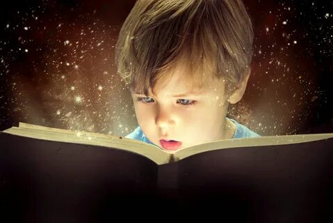 Фото ребенка читающего книгу