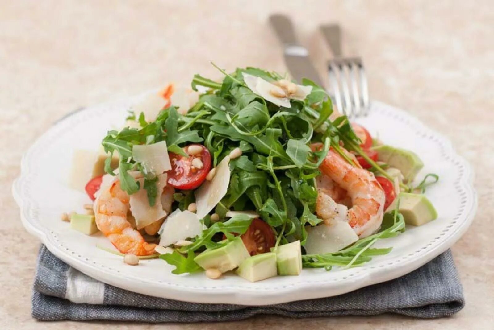 авокадо с креветками. салат страчателла авокадо. черри руколла креветки. авокадо сыр креветки. салат руккола авокадо сыр с плесенью креветки.