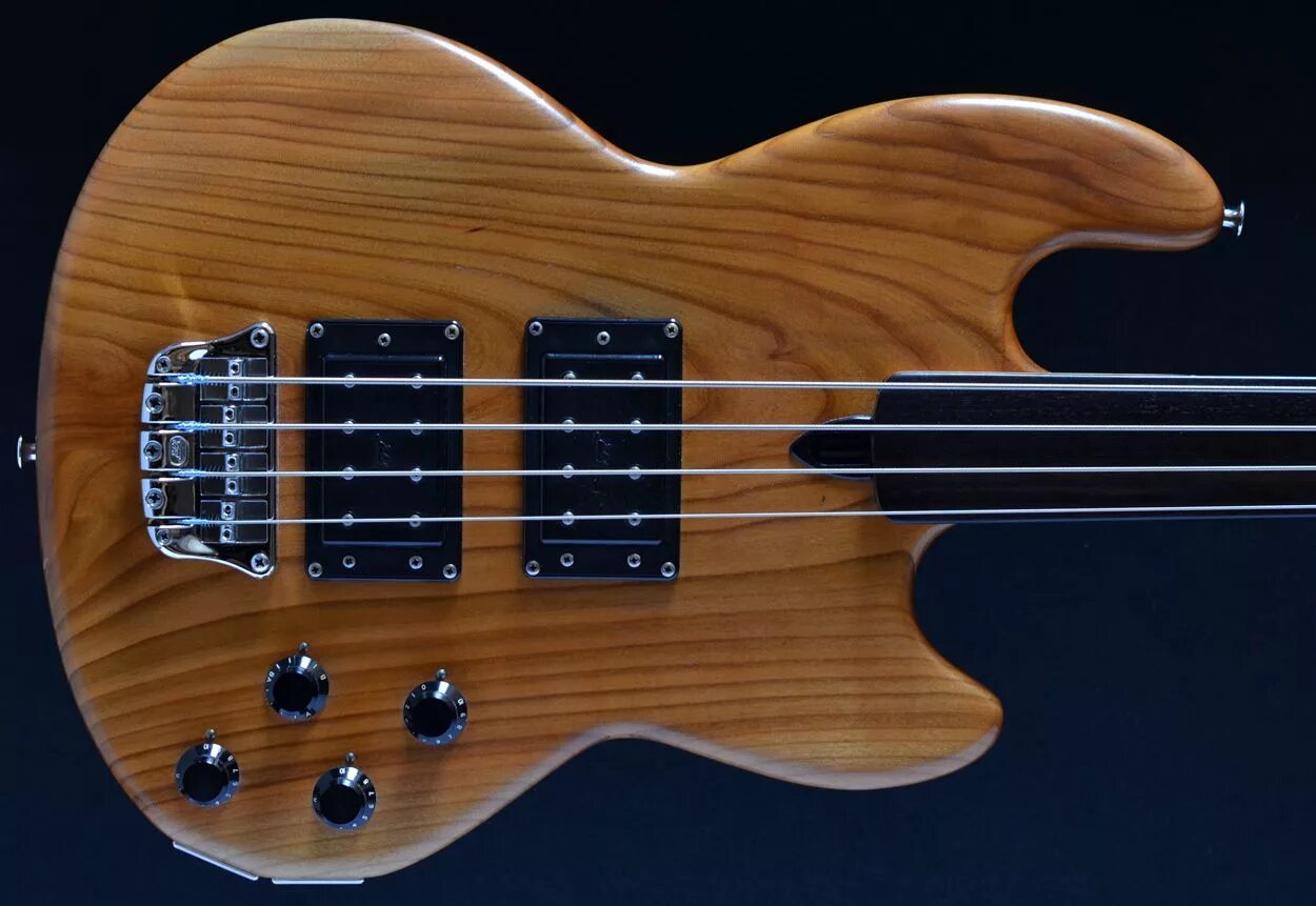 4 струнная бас гитара. Бас гитара фли. basso бас гитара. ibanez jazz bass. бас гитара сбоку.