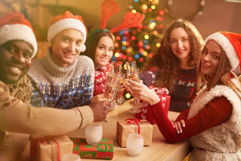 Celebrate christmas. Празднование рождества. Человек рождество. Человек прячет подарки под елку. Люди зимы.