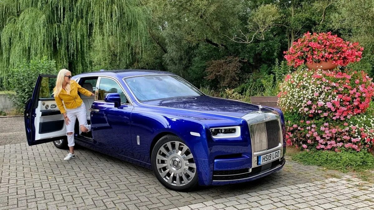 Звезды дороже чем ролс ройс. Бразговская Роллс Ройс. Rolls Royce Phantom Coupe 2021 золотой.