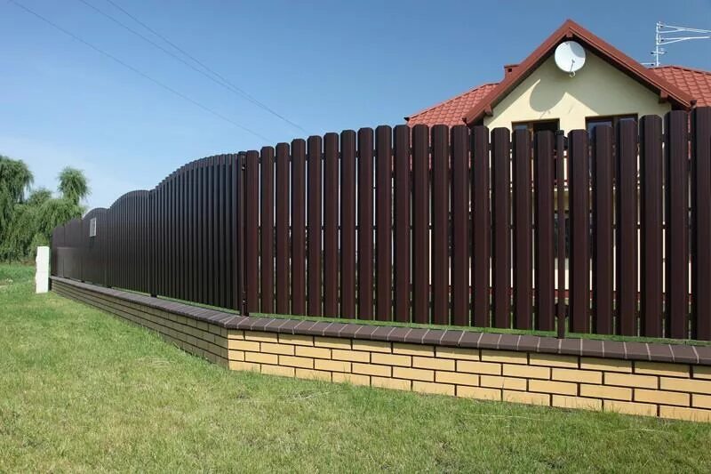 Забор металлоштакет горизонтальный. RAL 7004 евроштакетник. Забор из металлоштакетника 2 метра. Забор из металлического штакетника. Заборы в орехово зуево