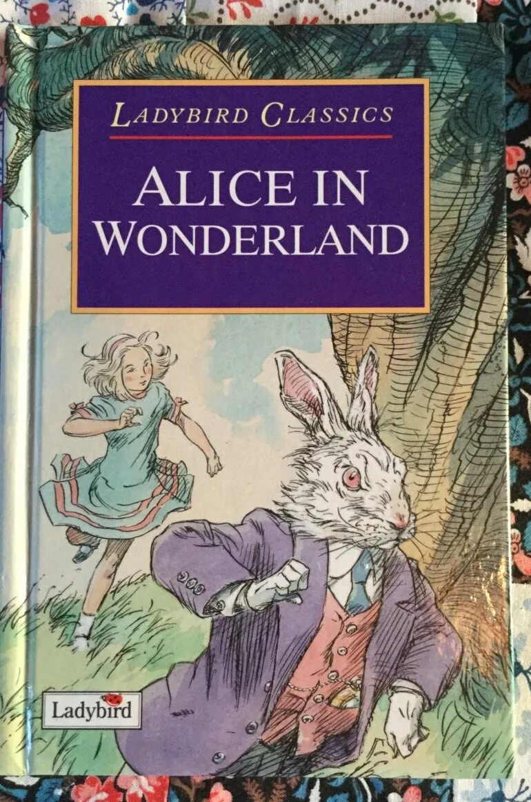 Алиса в стране чудес книга автор. Кэрролл Льюис "Алиса в стране чудес". Льюис Кэролл Алиса в стране чудес. Алиса в стране чудес книга на английском. Alice's Adventures in Wonderland обложка книги.