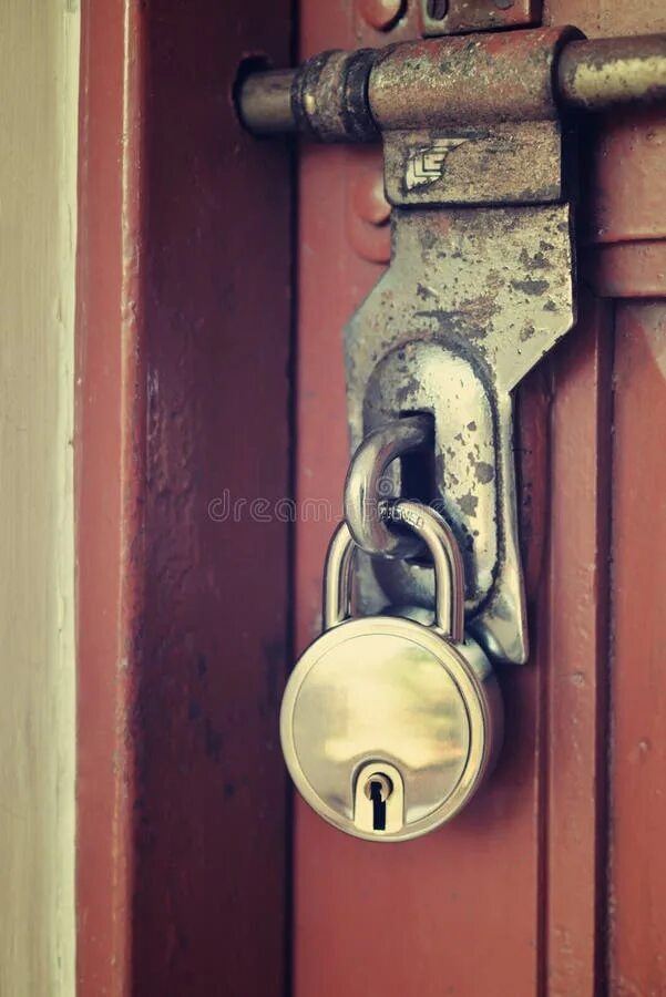 Старинная стена. Блокнот сбоку замочек под винтаж. Passageway. Закрытая дверь. Маленькая закоптелая дверь в конце.