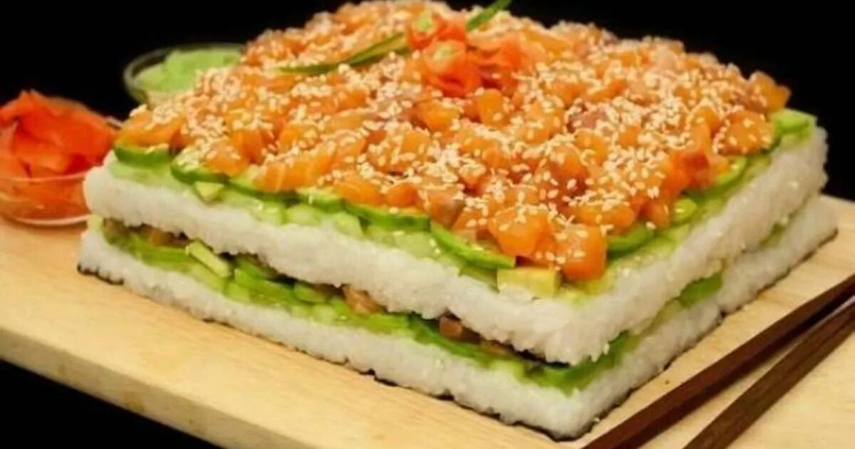 Как приготовить суши торт. Самый вкусный суши торт. суши торт авокадо огурец дзен семга. суши торт с авокадо и огурцом семгой рецепт. фото суши торт горячий щит 4 порции.