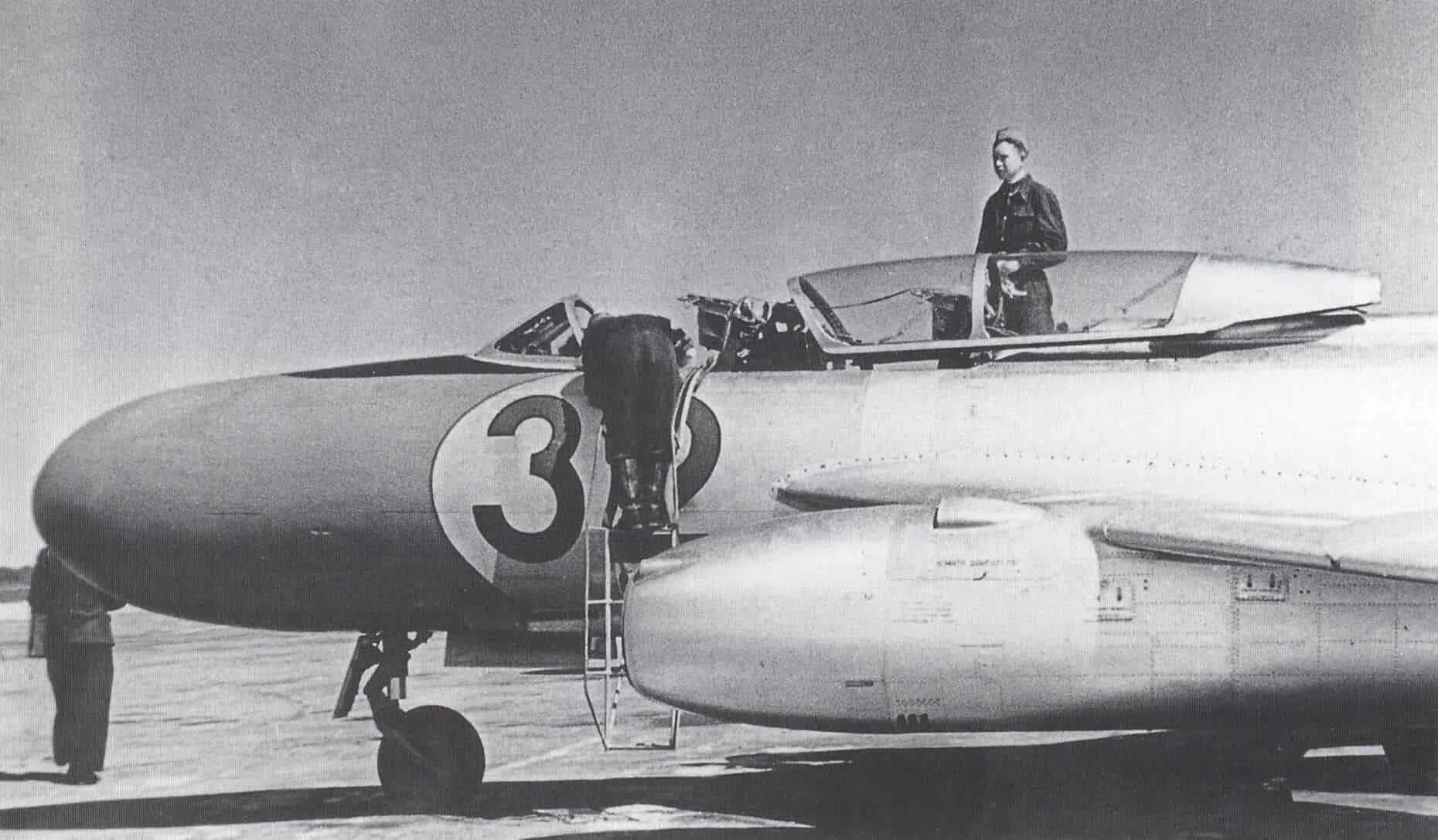 Як 25 перехватчик. Yak 25. барражирующий перехватчик як-25. яковлев як-25.