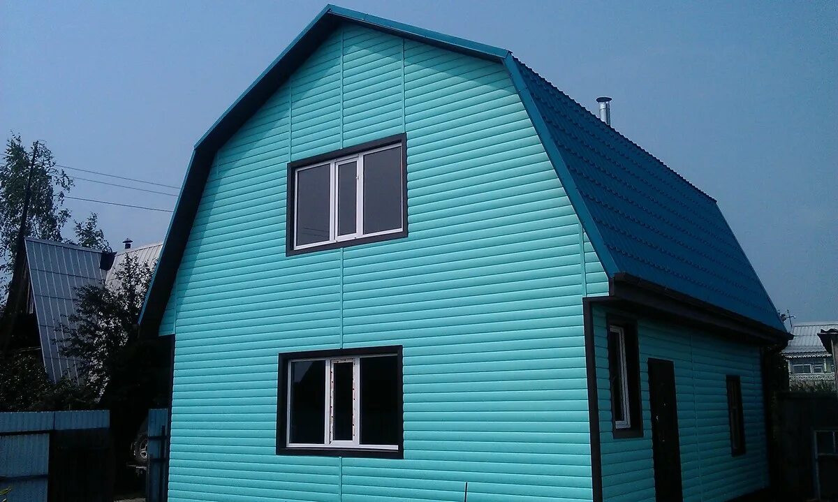 Бирюзовые фасады домов. Сайдинг бирюзового цвета. Профнастил пурман 6005. Дом бирюзового цвета. Дом морская волна.
