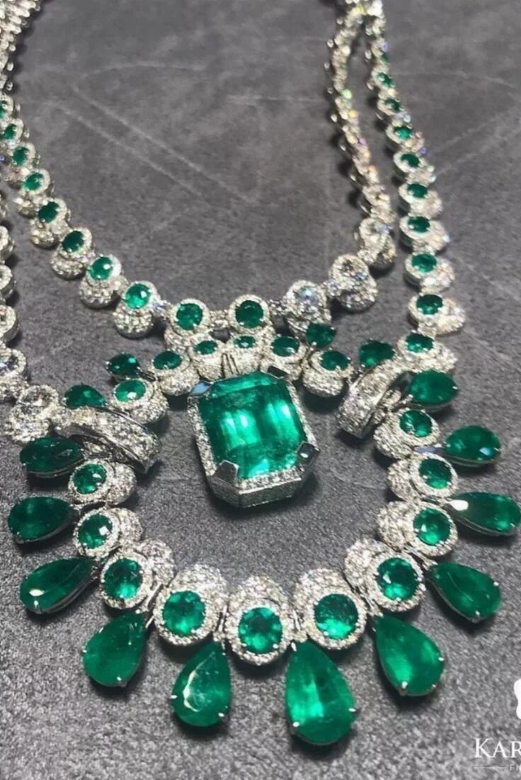 «изумрудное ожерелье» (1903—1904 гг. Изумрудный камень амулет. Колумбийский изумруд. _турмалины зеленые верделиты. Красота изумруда.