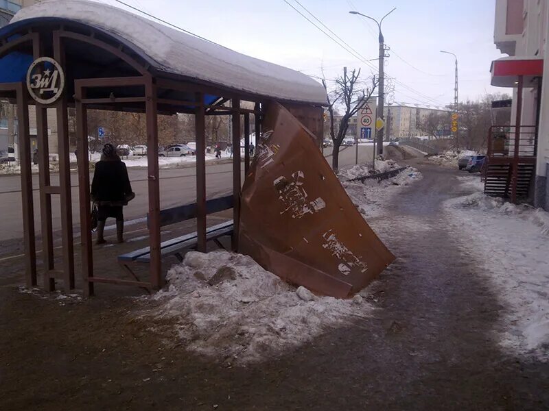 Остановка Дегтярева. Разрушенная автобусная остановка. Остановка Коммунистическая ковров. Остановка завода. Разрушенная остановка