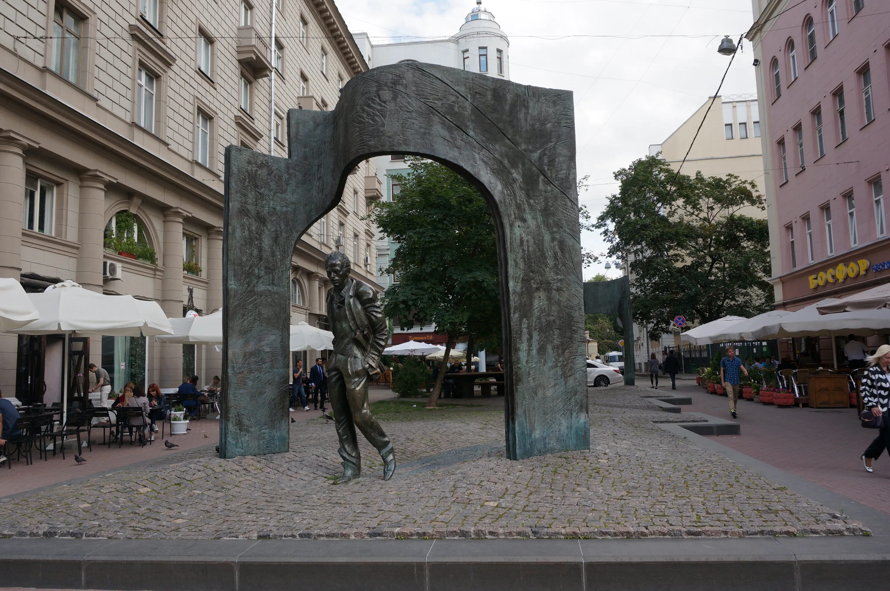 Окуджава арбатский. Старый Арбат памятник Окуджаве. Б.Окуджава памятник на Арбате. Дом Булата Окуджавы на Арбате. Франгулян памятник Окуджаве.