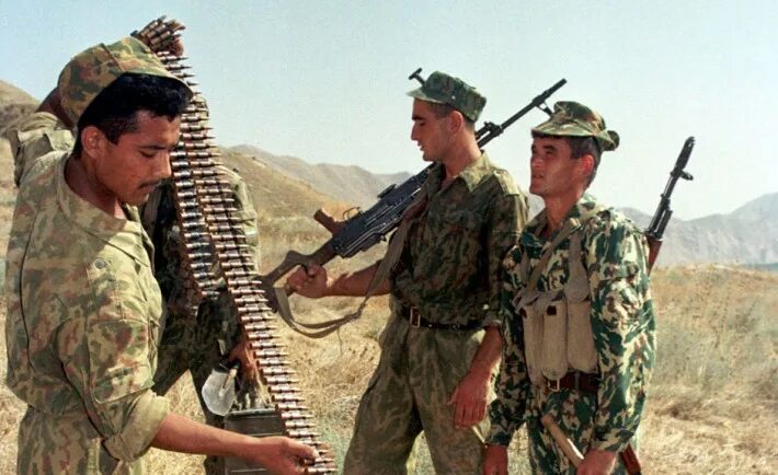 Погранвойска в афганистане. Первая операция пограничников в афганистане. Афганский пограничник. Афганский пограничник. Пограничные войска кгб ссср в афганистане.