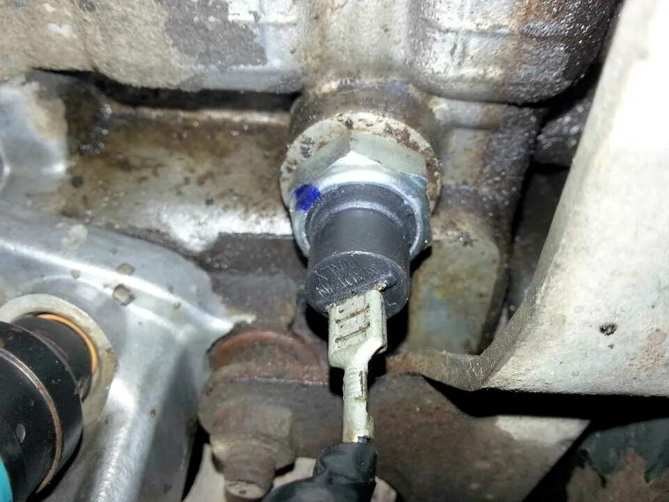 Датчик давления масла камаз евро 4. Датчик давления масла камаз 6520 евро 3. Где находится датчик давления масла камаз. Датчик давления масла двс камаз 740. Где находится датчик давления масла камаз.