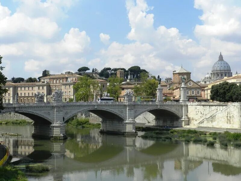 Рим берег тибра. Набережная тибра. Италия рим река тибр. Каменный мост в италии. Река тибр в древнем риме.
