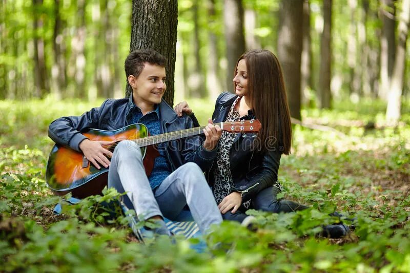 Парень играет на гитаре девушка. Девушка с гитарой на природе. Девушка с гитарой с друзьями в парке. Девушка с гитарой в пикник парке. Парень с гитарой и девушка.