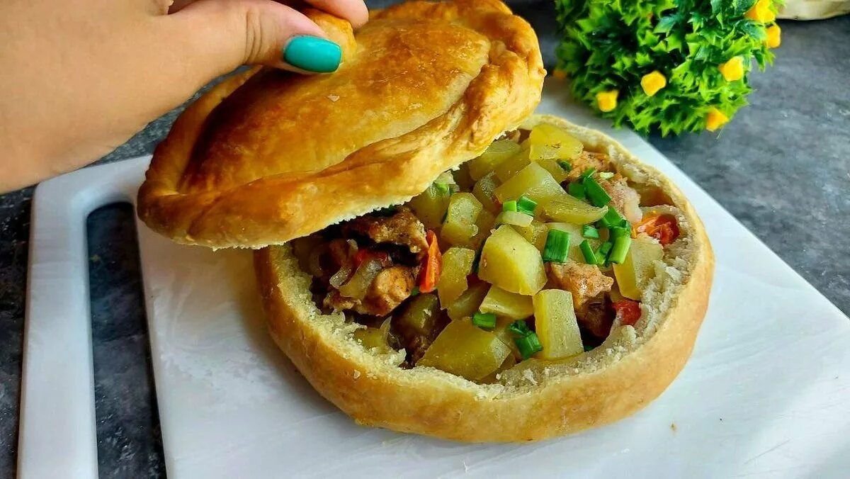 Мясо в горшочке из теста. Жаркое в тесте. Жаркое в тесте. Сосиска в тесте жареная. Беляши раскладка для столовой.