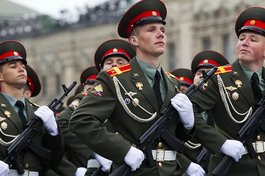 Муж парад. Военный парад. Солдаты на параде. Русские солдаты на параде. Современный солдат.