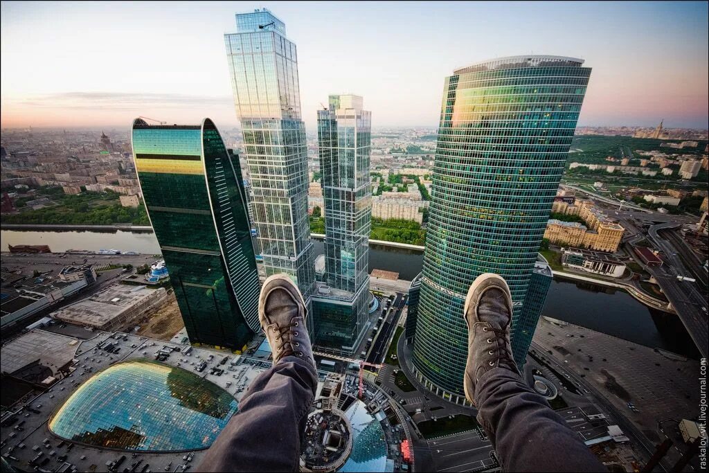 Москва сити человек. Смотровая площадка башня Евразия. Руфинг башня Федерации. Москоу Сити высота. Крыша Москоу Сити.
