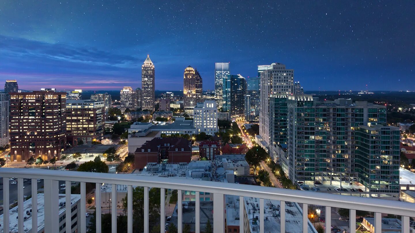 Атланта свет. Вид из окна на ночной город. Атланта США вид из окна. City view from the balcony. Balcony Night.