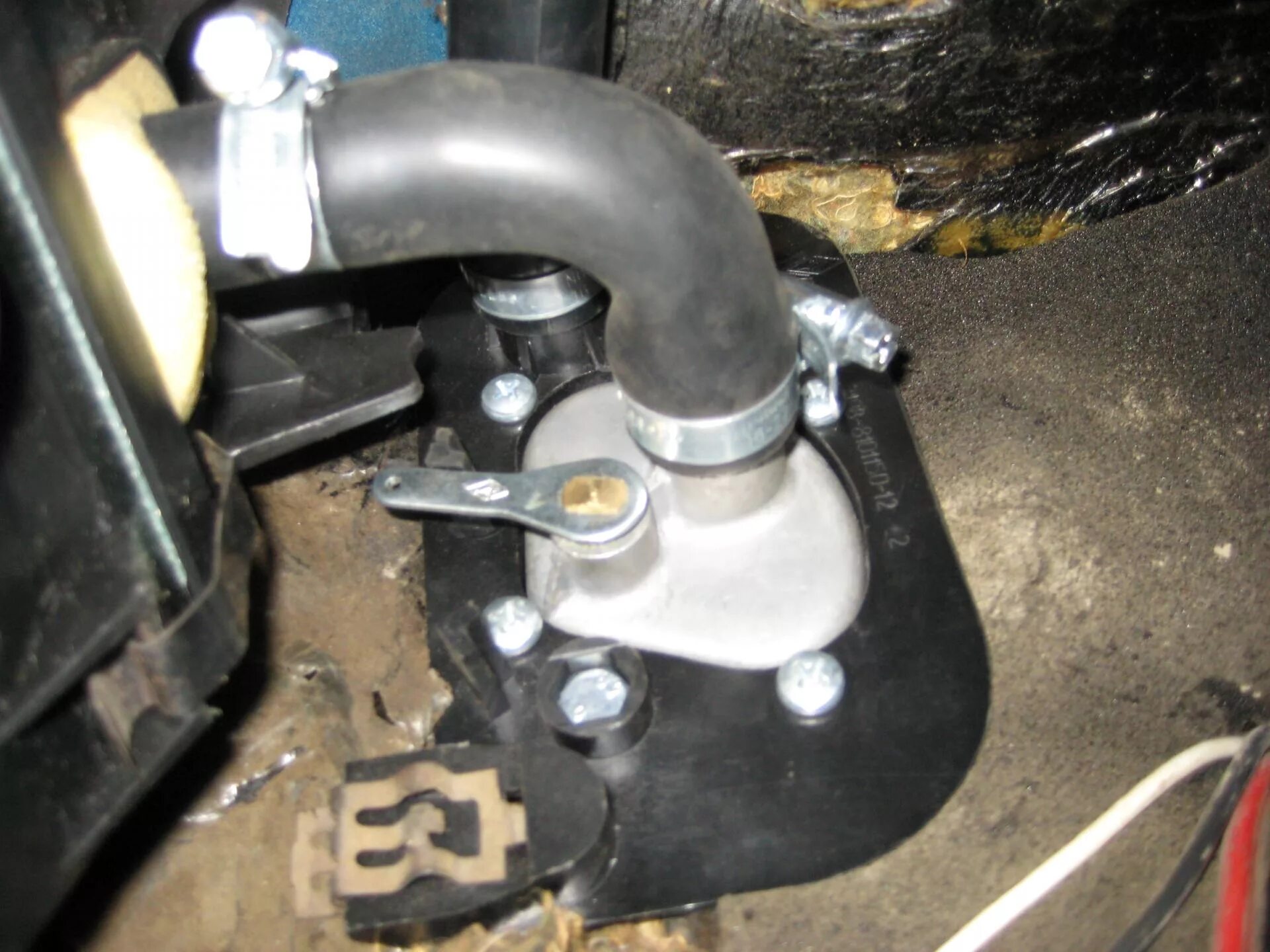 Где находится кран печки на ниве. Шевроле-нива 2123 кран отопителя. Кран отопителя нива 21214. Где находится кран печки на ниве. Нива шевроле 2014г кран печки.