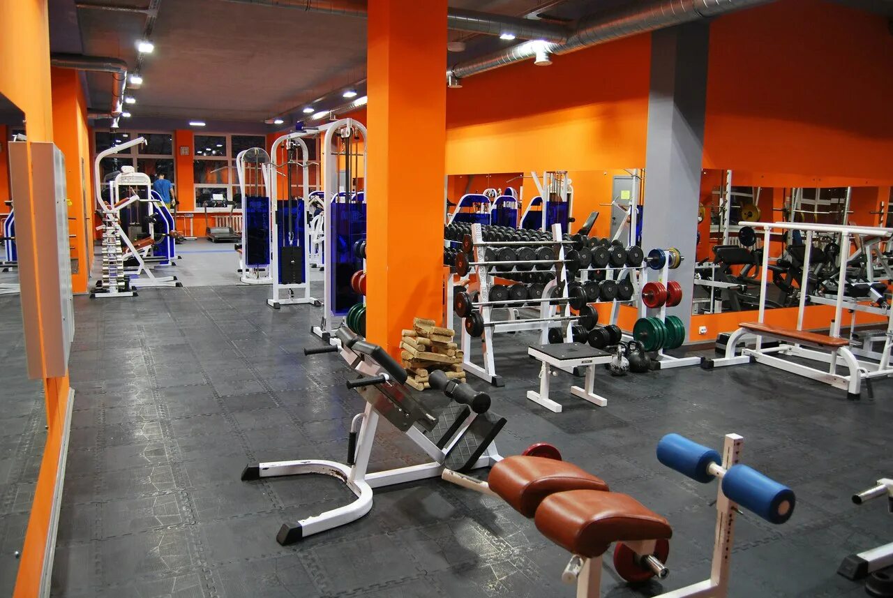 зал в мурманске. энерджи порт мурманск. фитнес клуб энерджи северодвинск фото с улицы. фитнес центры в мурманске. терминал мурманск тренажёрный зал.